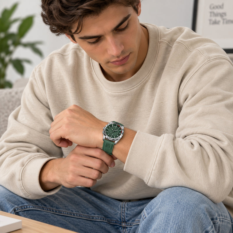 Naviforce Reloj Analógico Plateado con Esfera Verde y Correa Verde de Cuero PU, Diámetro de 45 mm, Cristal Mineral Endurecido, Calendario y Resistencia al Agua 3 ATM.