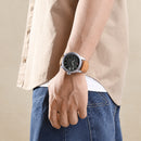 Naviforce Reloj Analógico Plateado con Esfera Negra y Correa Marrón Claro de Cuero PU, Diámetro de 46 mm, Cristal Mineral Endurecido y Resistencia al Agua 3 ATM.