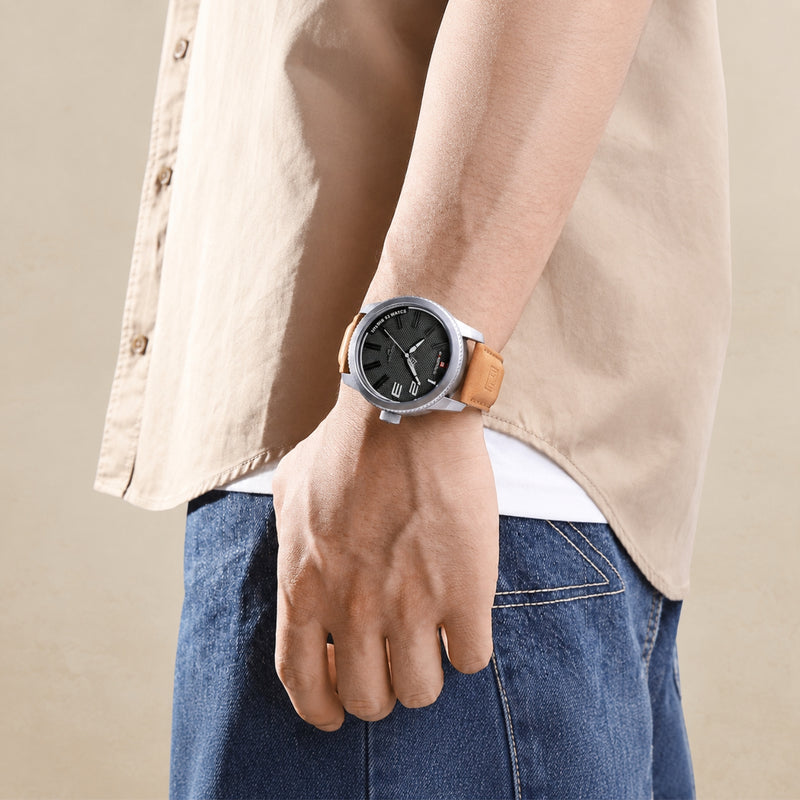 Naviforce Reloj Analógico Plateado con Esfera Negra y Correa Marrón Claro de Cuero PU, Diámetro de 46 mm, Cristal Mineral Endurecido y Resistencia al Agua 3 ATM.