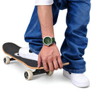 Naviforce Reloj Analógico Plateado con Esfera y Correa Verde de TPU, Diámetro de 46 mm, Cristal Mineral Endurecido y Resistencia al Agua 3 ATM.