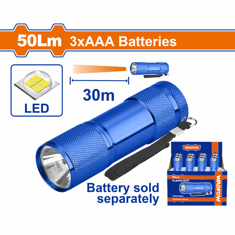Linterna de mano. 50Lm. Interruptor de luz. Usa 3 pilas alcalinas AAA. Peso 36g. D:25mm/86mm.