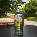 Botella de Agua 2L con Carrizo. Botella Deportiva Grande con Tapa Antiderrame y Asa Portátil Libre de BPA para Gimnasio Oficina Escuela Viaje. Color Gris