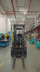 Montacargas Gasolina 2.5 Toneladas Torre De 5 Mts De Altura. Llantas Sólidas Y Side Shifter UN FORKLIFT