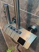 Ducha Inteligente Tipo Lluvia. Set De Regadera Y Ducha De Mano Con Pantalla Y Termostato Integrado. Color Gris Metalizado.